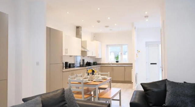 Modern House & Contractors & City Centre & Free Parking, Забронировать Отель Отели Бакингемшир с парковкой, Парковка