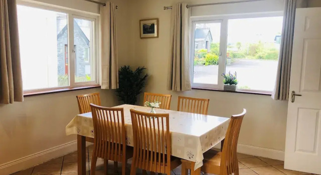 Коттедж Modern Bright Detached Home Just a Short Stroll From Town