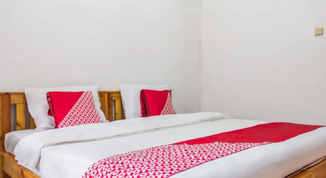 Deluxe Twin room RedDoorz near Trans Studio Mall Cibubur