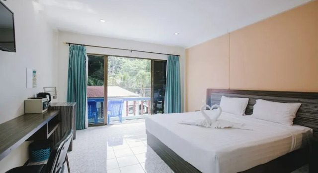 Номер Deluxe с балконом и с видом на бассейн OShop Residence Patong Beach