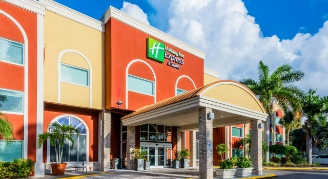 Holiday Inn Express Hotel & Suites Bradenton West by IHG, Забронировать Отель Брейдентон Sarasota Area