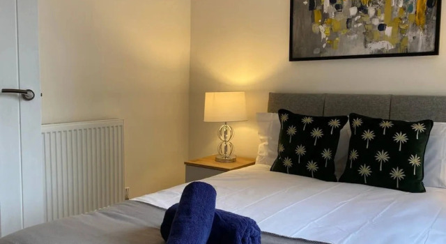 Коттедж Stylish Bedford Town Centre Apartment 5 Sleeps 6 Fast Wi-fi
