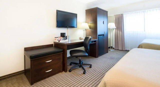Четырёхместный номер Standard с видом на бассейн Victoria Inn Hotel & Convention Centre Brandon