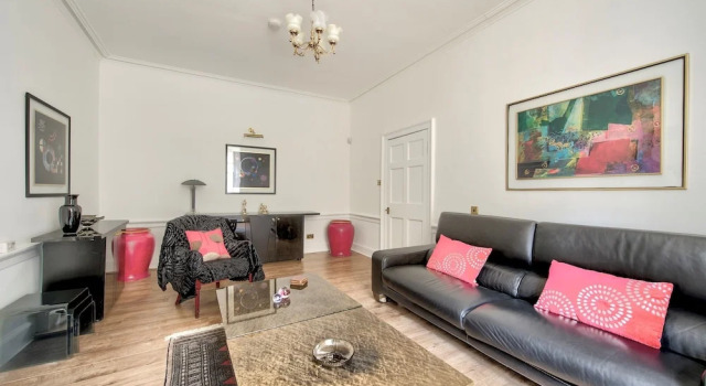Beautiful One Bedroom in Edinburgh's Town Centre, Забронировать Отель Midlothian Эдинбург, рядом с Национальный музей Шотландии