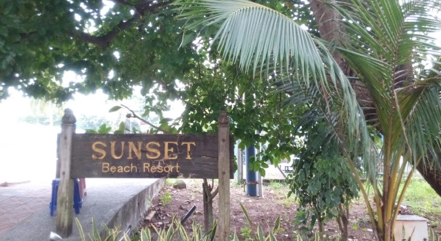 Кровать в общем номере Sunset Beach Resort