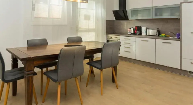 Апартаменты с 3 комнатами H&H Apartments im Herzen der Stadt in der Lange Strasse geräumig ruhig mit Küche und Esstisch