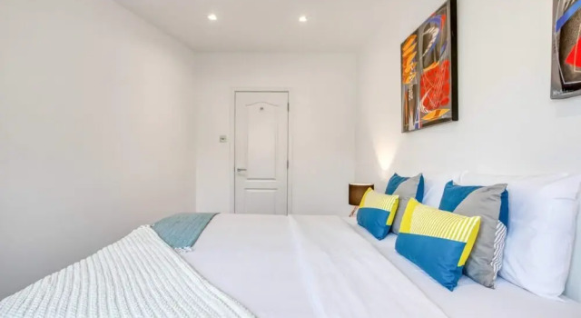 Lovely 2bed 2bath W/balcony in London Bridge, London, Забронировать Отель Лондон Большой Лондон, рядом с Лондонский мост