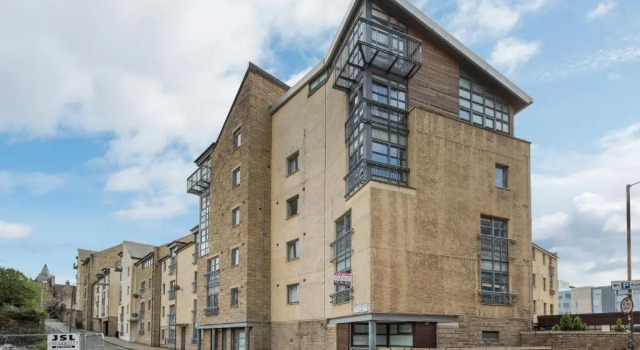 388 Fabulous 2 Bedroom Apartment With Parking 2 Minutes Walk From the Royal Mile