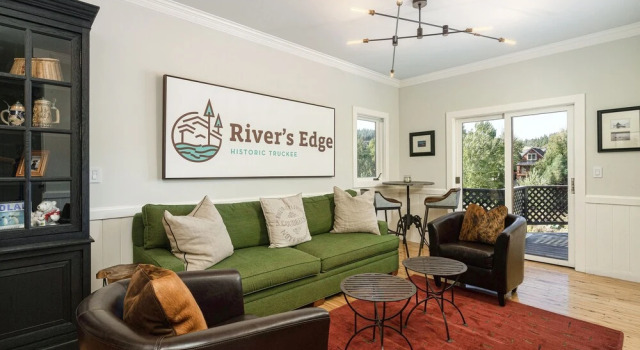 Luxe & Spacious Riverfront , Steps To Downtown 5 Bedroom Home