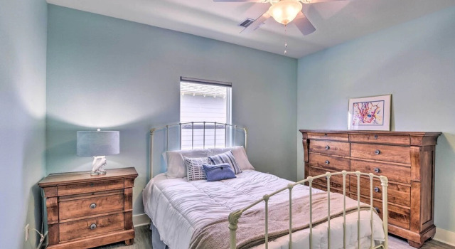 Walk to Ocean: Bright Crystal Beach House w/ Deck!, Boek Vakantiehuis Crystal Beach Houston