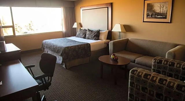 Номер Superior Medicine Hat Lodge, Trademark Collection by Wyndham