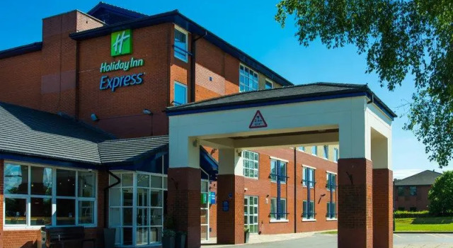 Кровать в общем номере Holiday Inn Express Burton Upon Trent by IHG