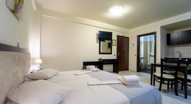 Люкс с видом на сад Golden Rose Suites