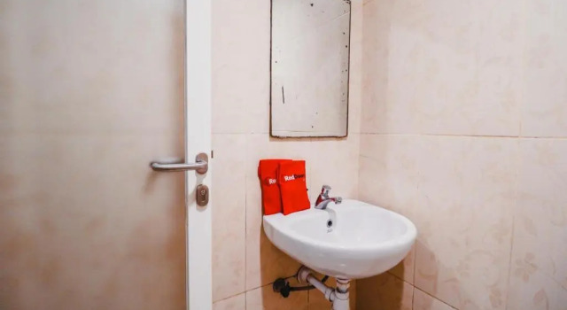 Люкс Reddoorz Plus near Makassar Town Square