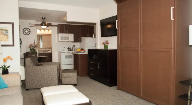 Студия Laguna Shores Studio Suites