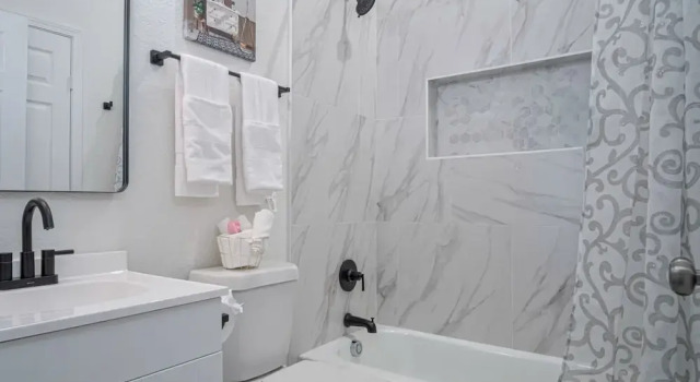 Коттедж с 4 комнатами Generous 4br/3ba Charmer Near Glorius Downtown!