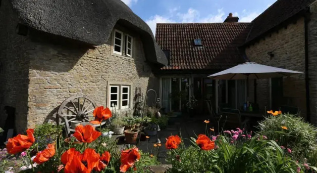 Thatch cottage, Забронировать Дом для отпуска Лакок 