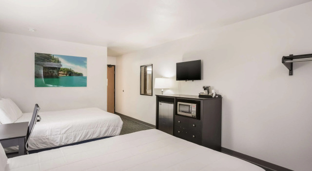 Четырёхместный номер Standard Americas Best Value Inn & Suites-Birch Run