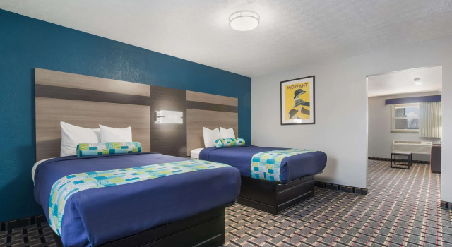 Четырёхместный люкс Knights Inn and Suites Salem