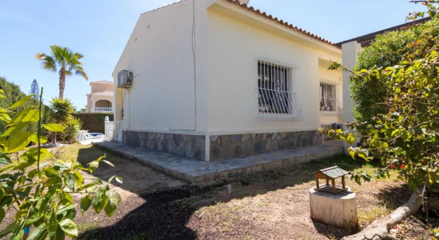 Charming one-floor villa with private pool in Los Balcones, Забронировать Вилла Лос Бальконес 