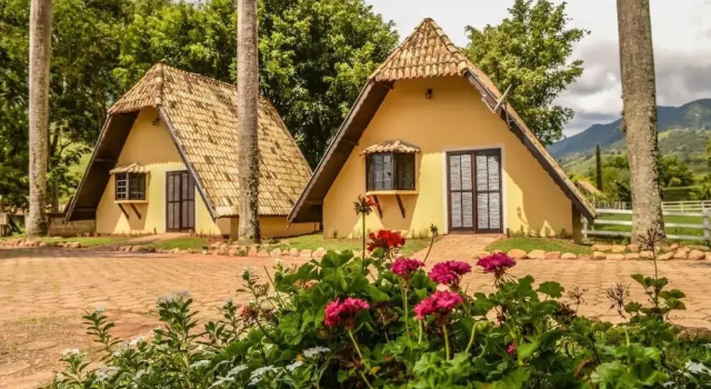 Villa das Palmeiras Chalés & Camping, Забронировать Вилла Коттеджи Сан-Бенту-ду-Сапукаи, Коттедж