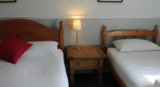Семейный номер Classic Oak Farm Hotel