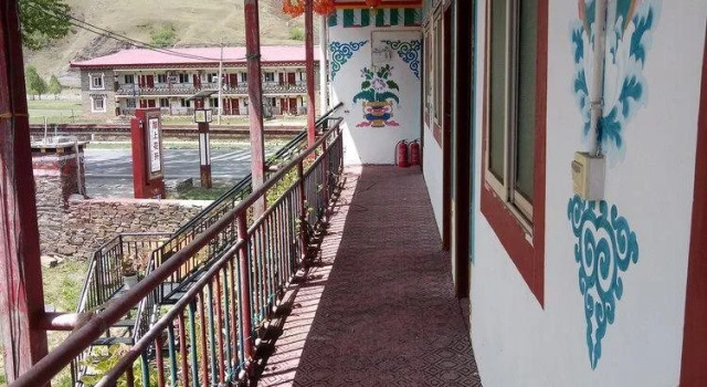 Zhi Shang Hua Ka Holiday Hotel, Prenota Hotel Watrel Sichuan