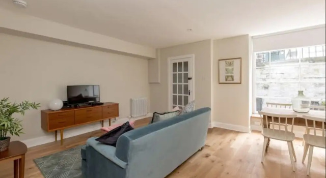 Modern Main Door Apt in the Heart of Edinburgh, Забронировать Отель Бротон Эдинбург, рядом с Железнодорожный вокзал Эдинбург-Уэверли