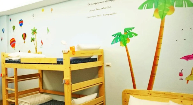 Кровать в общем номере Chalucet Castle Hostel