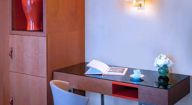 Двухместный номер с видом на Эйфелеву башню Classic Hôtel La Bourdonnais by Inwood Hotels