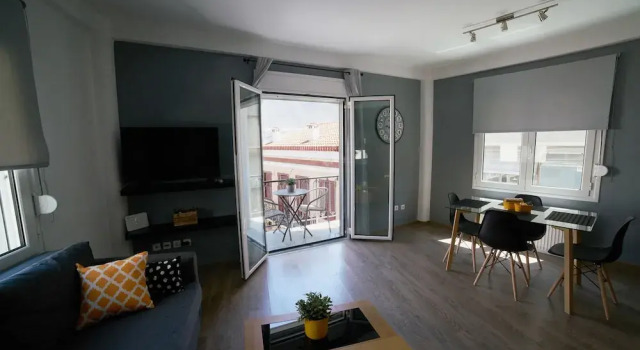 Апартаменты с балконом V&V Central & Elegant Apartment