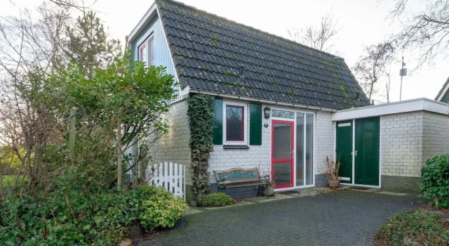 Коттедж Classic Holiday Home near Dutch Beach with Pool