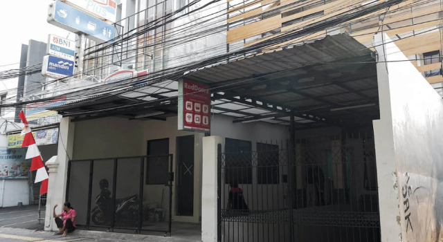 RedDoorz Plus near Taman Anggrek Mall