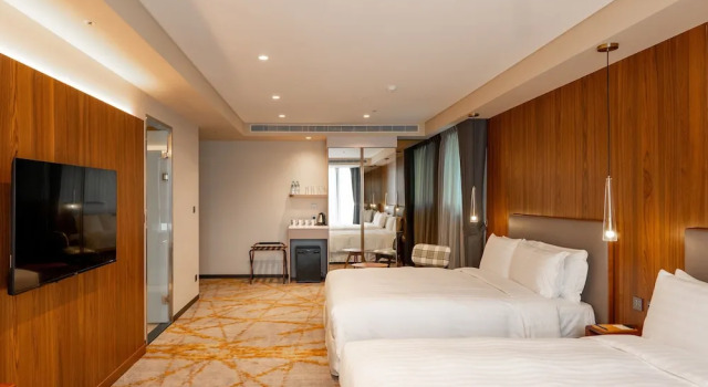 Четырёхместный номер Deluxe с видом на город Home Hotel