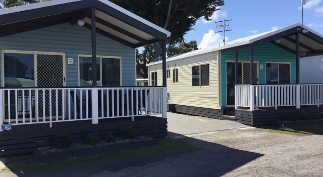 Номер Deluxe с 2 комнатами с балконом и с видом на бассейн Victor Harbor Holiday Park