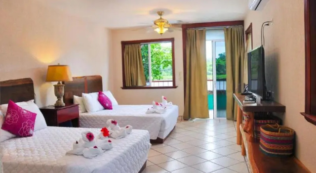 Двухместный семейный номер Deluxe с балконом Lamanai Landings Hotel and Marina