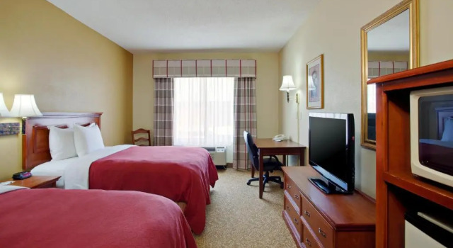 Четырёхместный номер Standard Country Inn & Suites by Radisson, Goldsboro, NC