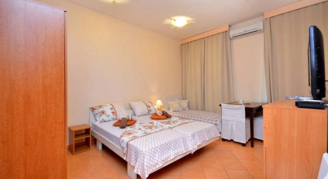 Vinko, Prenota Hotel Splitska 