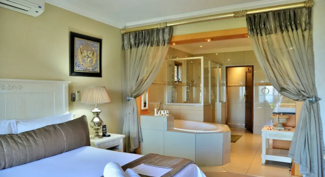 Люкс с балконом Stirling Manor Boutique Guest House