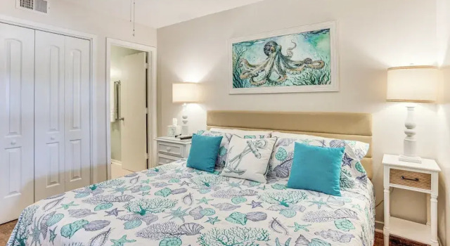 Poolside Fun & Ocean Strolls: Harbor Island Haven!