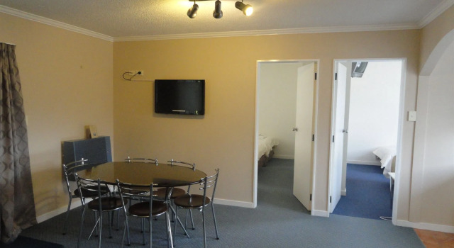 Hawks Inn Motel