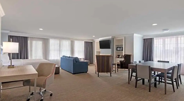 Двухместный люкс с балконом Hampton Inn & Suites Stamford
