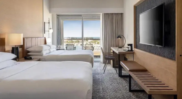 Четырёхместный номер Deluxe с балконом и с видом на залив Sheraton Puerto Rico Resort & Casino