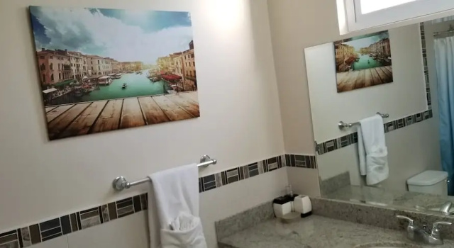 Апартаменты Luxury New Kingston Guest Apartment at Eight