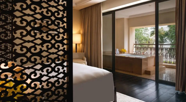 Двухместный клубный номер с балконом и с видом на бассейн Grand Hyatt Goa