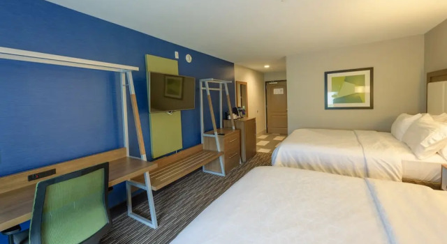 Четырёхместный номер Standard Holiday Inn Express & Suites Jamestown by IHG