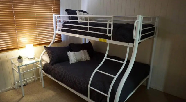 Harris House-2 bedroom unit with INDOOR FIREPLACE Holiday home Stanthorpe, Rezerwuj Hotel Stanthorpe Queensland