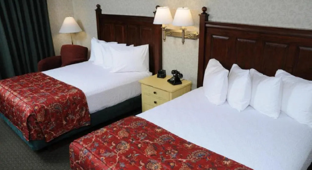 Четырёхместный номер Standard Pikes Waterfront Lodge
