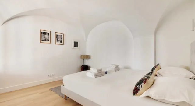 Authentic Apartment - 2br/4p - Monnaie, Забронировать Апартаменты/квартира Париж Иль-де-Франс, рядом с Лувр — Риволи