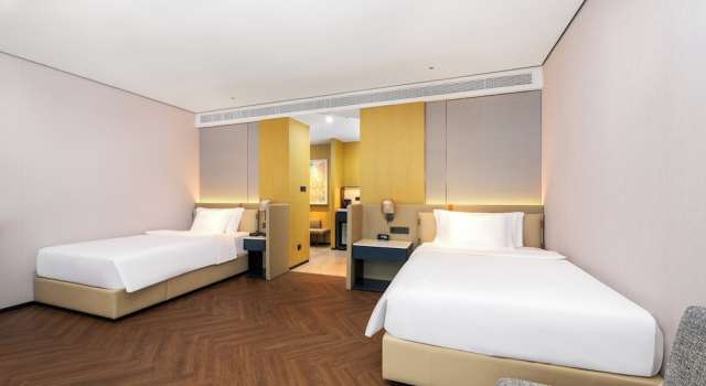 Четырёхместный номер Standard с видом на озеро Crowne Plaza Weihai Binhai by IHG